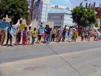 سلسلة بشرية بشطورة بسوهاج تنديدًا بحكم العسكر