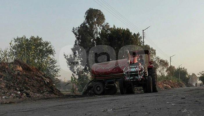 بالصور.. سيارات تلقي بمياه الصرف بالمجرى المائي بالمنوفية