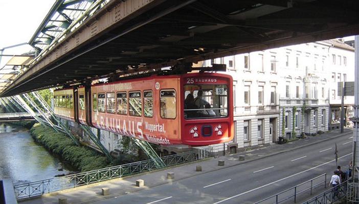 الحكومة: قطار معلق خلال 30 شهرًا.. وفيس بوك: كفتة عبد العاطي تاني