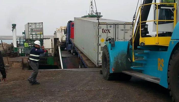 الدفع بأوناش لإنقاذ سيارة سقطت في قناة السويس