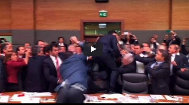 بالفيديو.. اشتباك بالأيدي في البرلمان التركي بسبب تعديلات الدستور