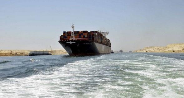 سددت 950 ألف دولار رسوم.. ثاني أكبر سفينة في العالم تعبر قناة السويس