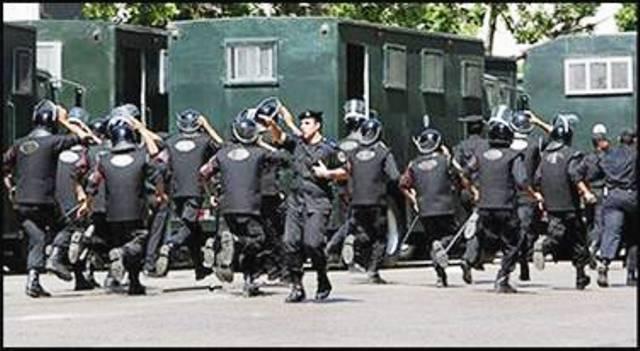 وصول سيارات أمن مركزي أمام جامعة القاهرة