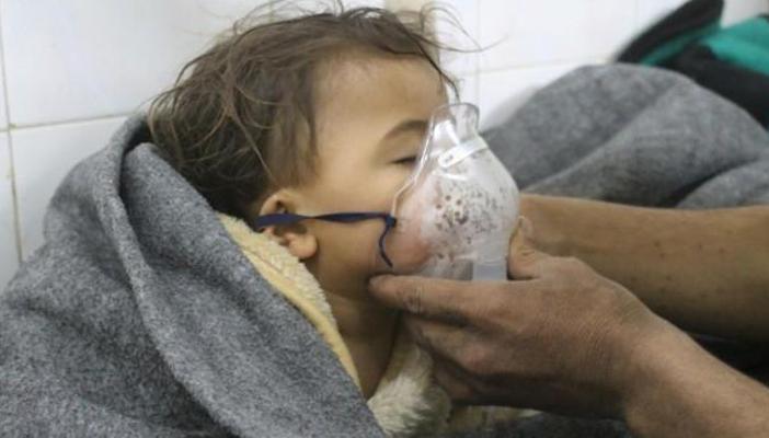 مصرع رضيع وإصابة 70 شخصًا بالاختناق إثر استنشاق غاز الكلور بسوريا