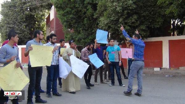 بالصور ..وقفة احتجاجية “لعري حكومتك ” أمام مركز شرطة أبنوب