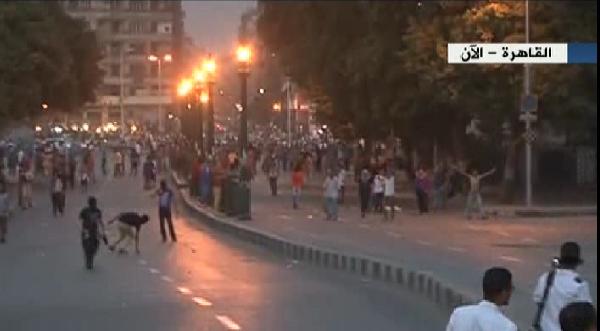 بالفيديو..”البلاك بلوك”يهاجمون الشرطة بمحيط التحرير