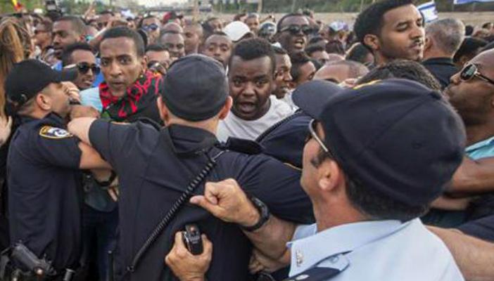 بالصور.. يهود إثيوبيون يشتبكون مع الشرطة الإسرائيلية