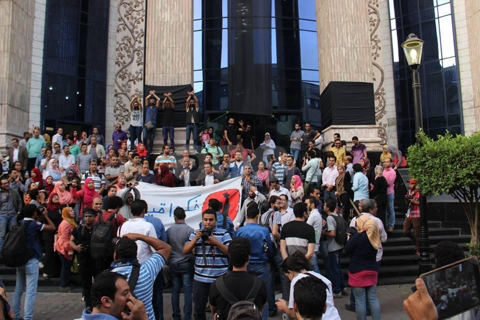 بالصور.. أقلام الصحفيين تصمد تجاه الأمن لليوم الثالث على التوالي