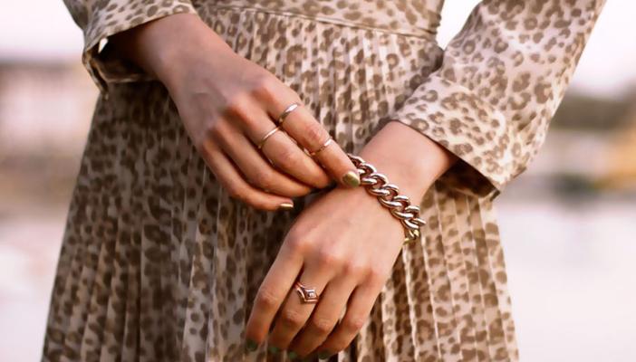 ارتداء الحلي والمجوهرات يهدد الصحة ويصيب بحساسية الجلد