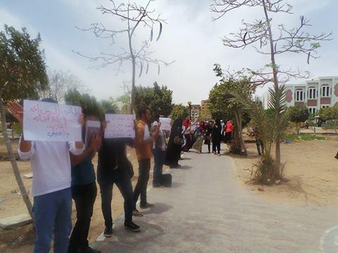 سلسلة بشرية لطلاب جامعة قناة السويس رفضا للانقلاب