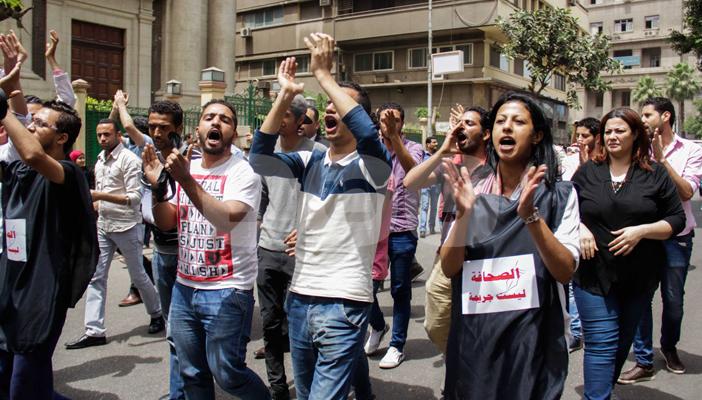 مسيرة تتجه نحو قوات الأمن لفك الحصار عن النقابة