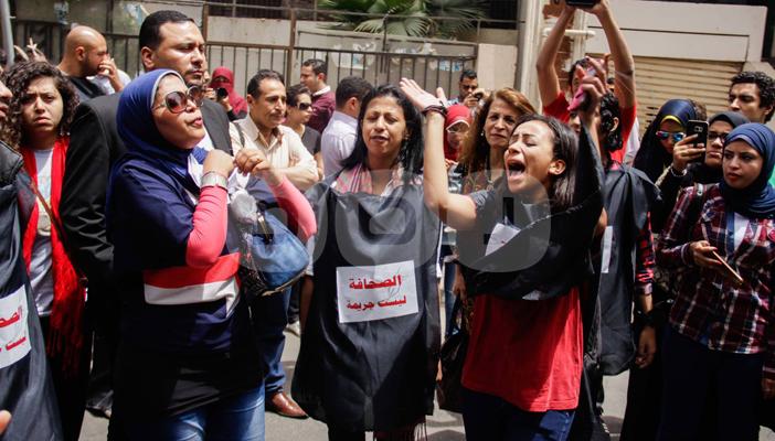 بالفيديو.. إعلام السيسي يهاجم حظر النشر في قضية الصحفيين