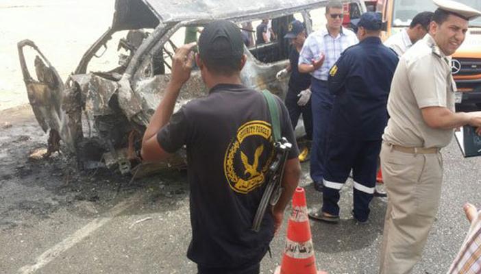 بالصور.. تفحم 4 أشخاص وإصابة 8 آخرين في حادث تصادم على الطريق الصحراوي