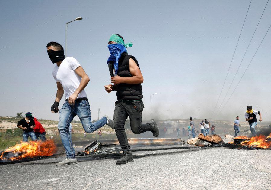 مصر تتجاهل إضراب الفلسطينيين.. و”العرب” يوقفون اهتمامهم