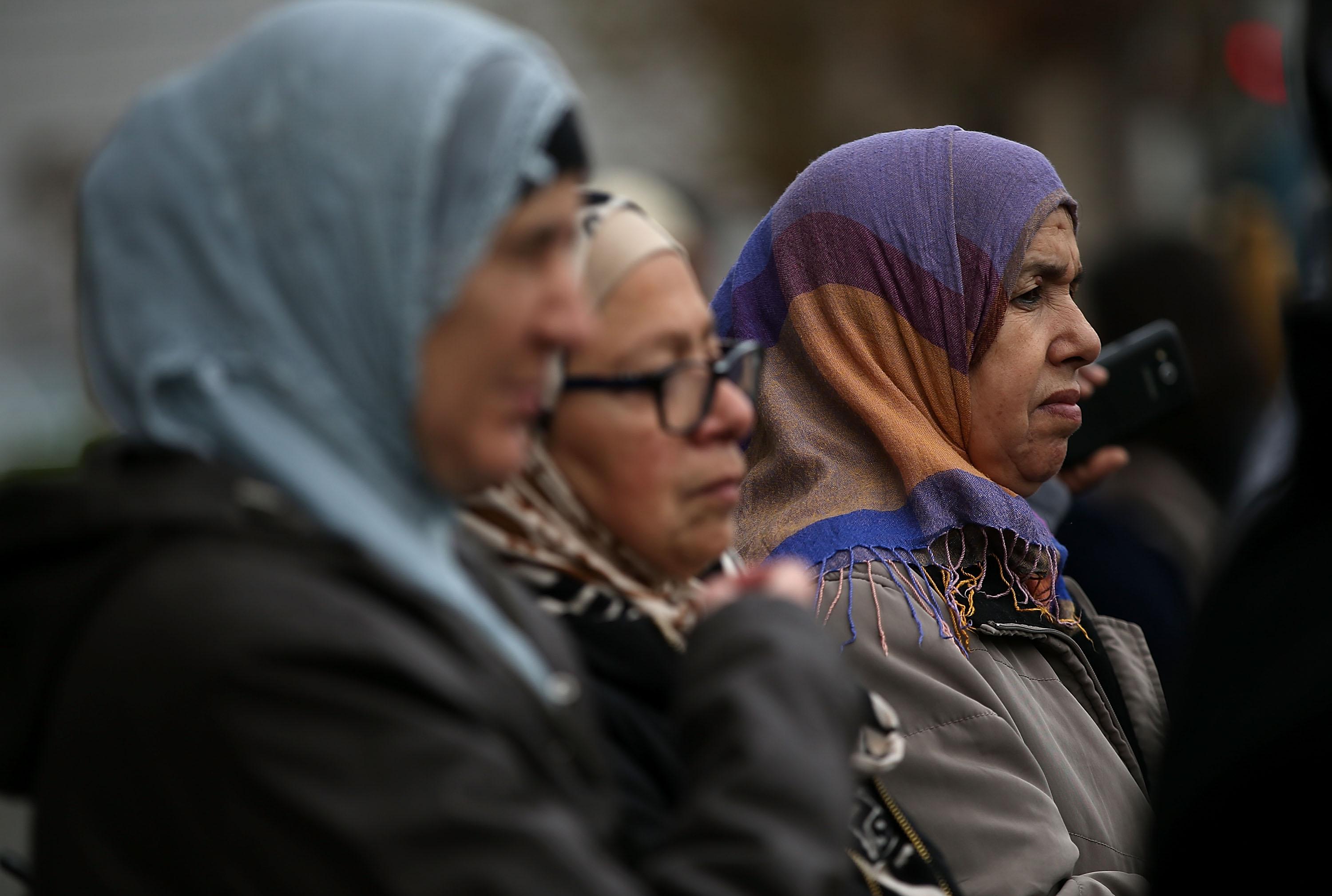 بسبب ديانتهن.. شرطة كاليفورنيا تنزع حجاب سيدة ومقهى يطرد 6 محجبات