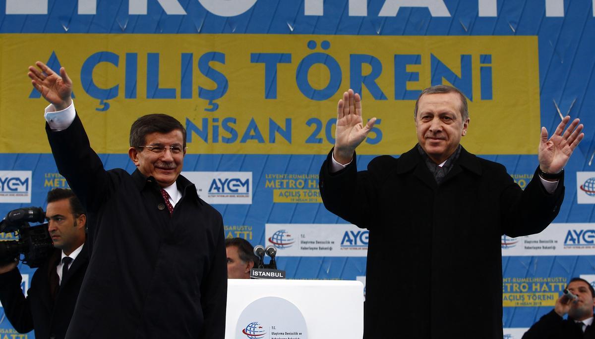 أردوغان يسيطر على العدالة والتنمية.. إقصاء أوغلو من رئاسة الحزب غدا