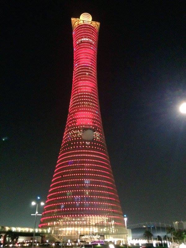 برج الشعلة في قطر يكتسي باللون الأحمر تضامنًا مع مدينة حلب