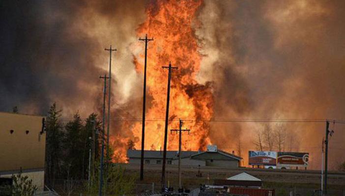 كندا تقوم بأكبر عملية إخلاء للسكان في ألبرتا بسبب حريق غابات