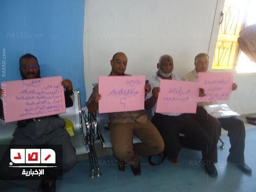 بالصور .. مستشفى الأقصر العام  تطرد المعلمين المضربين عن الطعام