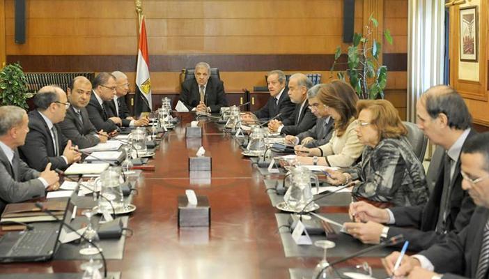 بعد فشل سياساته الاقتصادية.. السيسي يستعد للدفع بالحكومة كـ”كبش فداء”