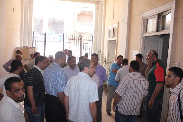 بالصور..تجمهر بنجع حمادي إعتراضا على رصف مجمع المحاكم