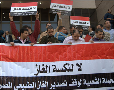 خبراء:المؤسسة العسكرية والسيسي مسئولون عن بيع الغاز للصهاينة