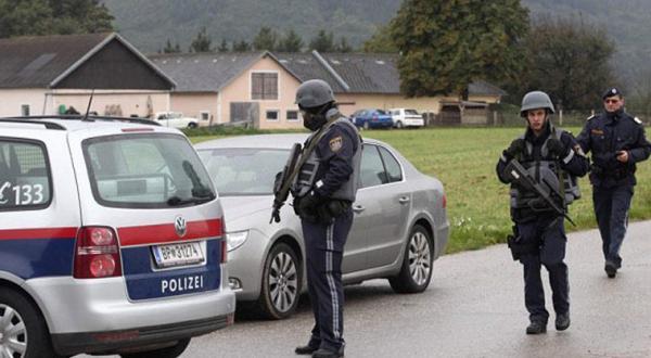 القبض على نمساوي وضع رأسي خنزير أمام مسجد ولطخ مئذنته بالدماء