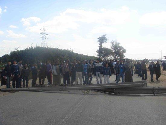 أهالي الأربعين يقطعون طريق العوينات على 240 شاحنة القمح