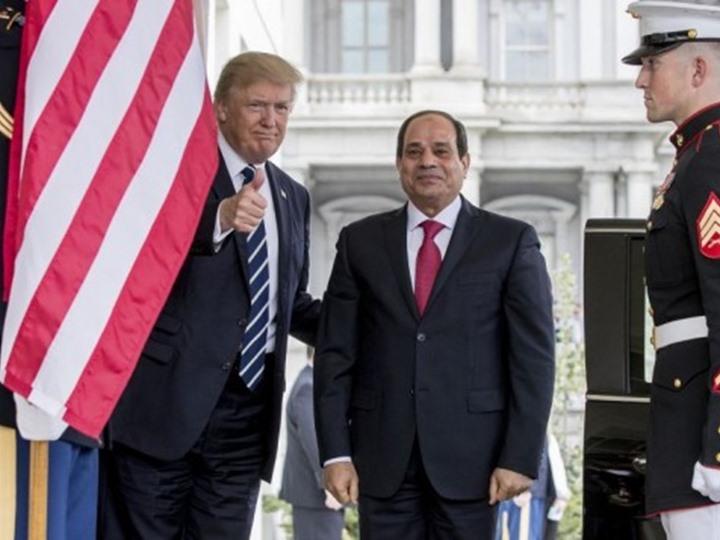 كاتب أميركي معادِ للإسلام: لماذا يجب على ترامب دعم السيسي بقوة ؟