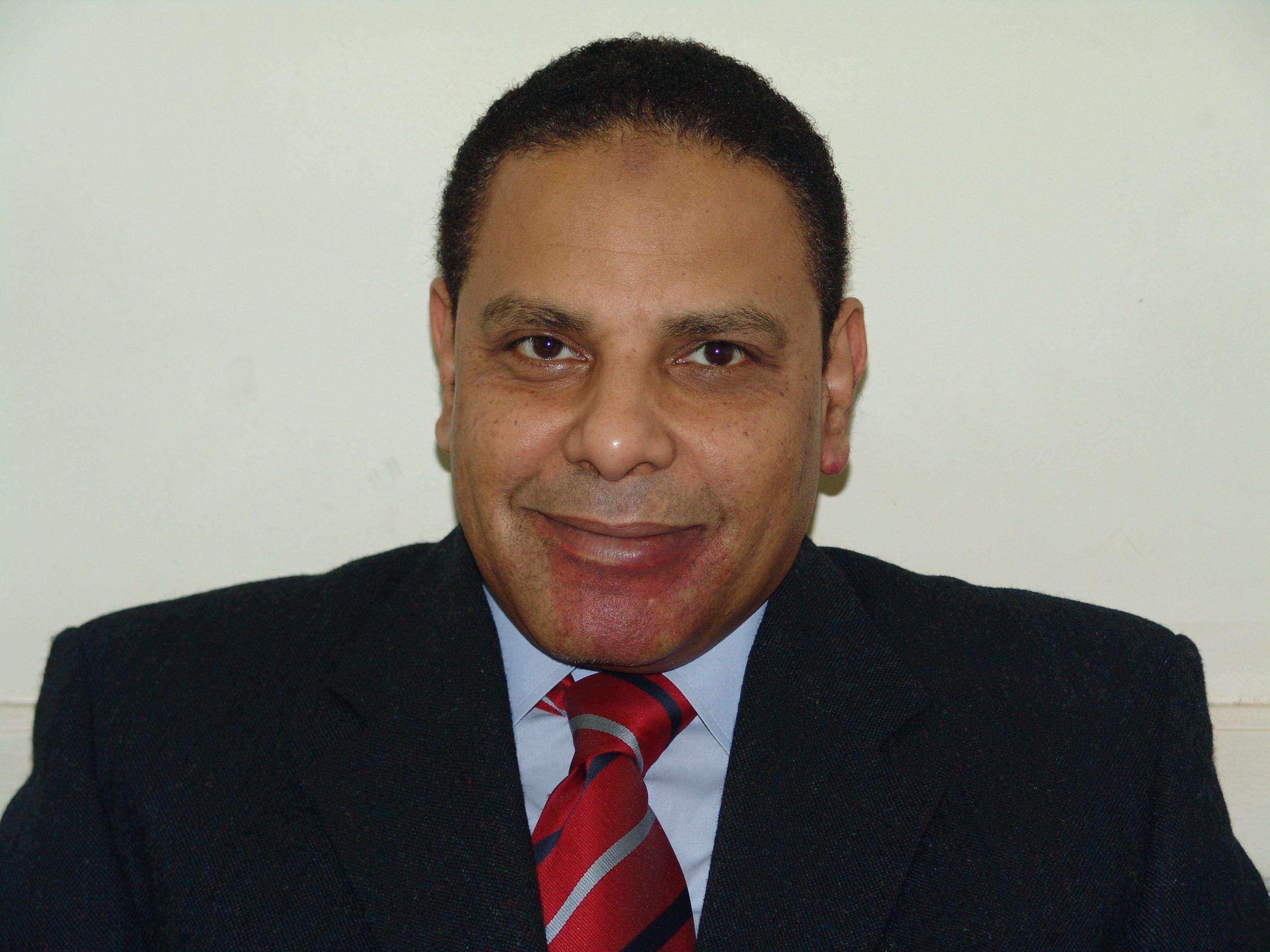 الأسواني: النظام يعاقب “دومة” وزملاؤه على دورهم في الثورة