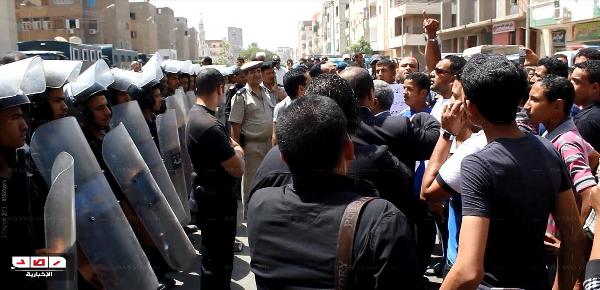 العشرات يستقبلون محافظ قنا بهتافات تطالب بإقالته