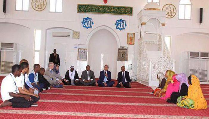 بالصور”كيري” يلقي درسًا في مسجد بجيبوتي ونشطاء: غدًا في المسجد الحرام