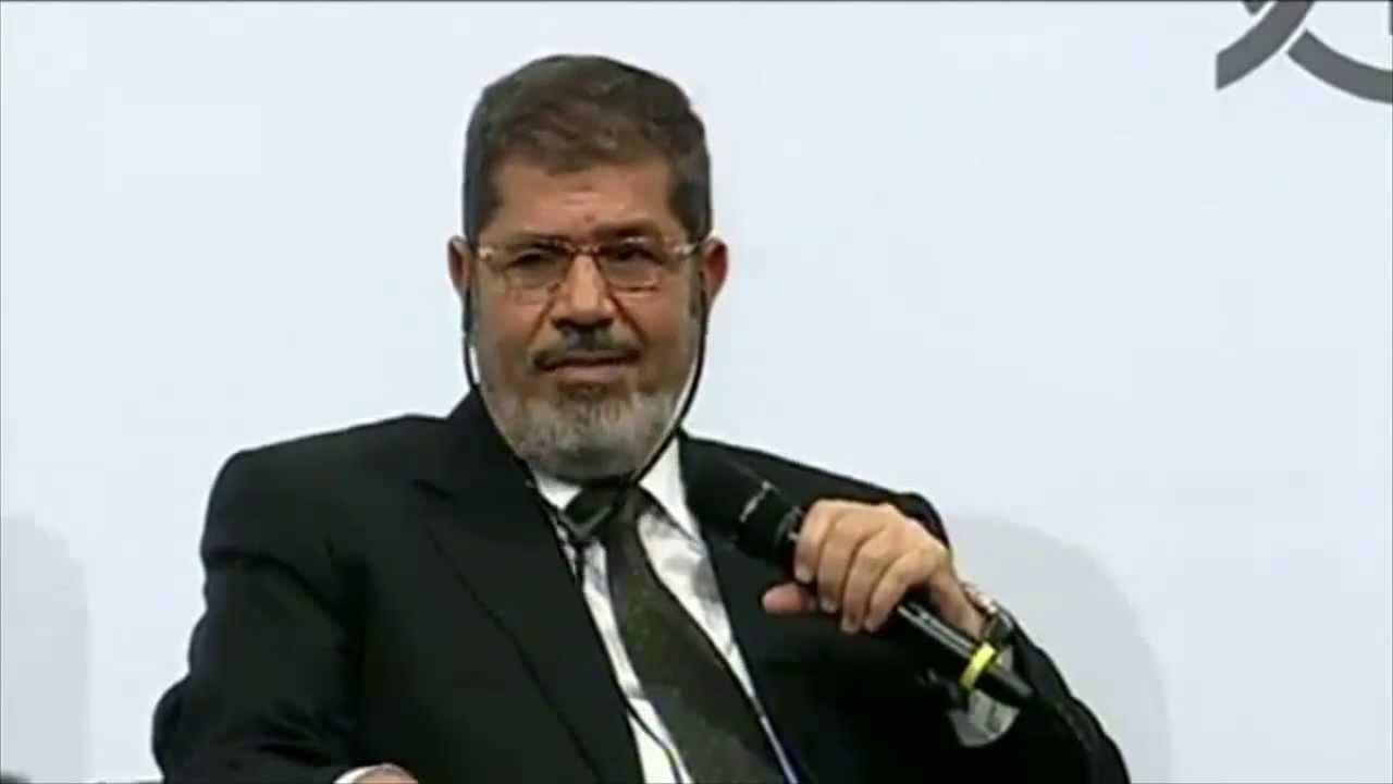 بعد طلبه مقابلة أسرته.. خبراء: معاملة مرسي في السجن قاسية والأمر خطير