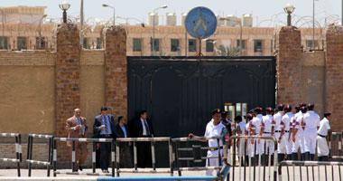 وصول المعتقلين بقضية “الهروب الكبير” إلى مقر المحاكمة