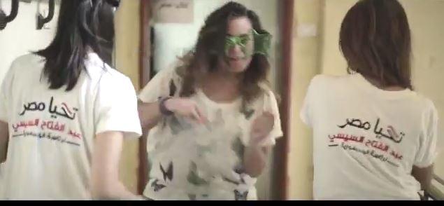 فيديو..شباب وفتيات يرقصون لتأييد السيسي