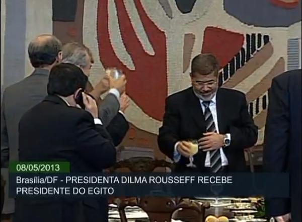 بالفيديو..مرسي يرفض مشروب لاعتقاده أنه خمر بالبرازيل