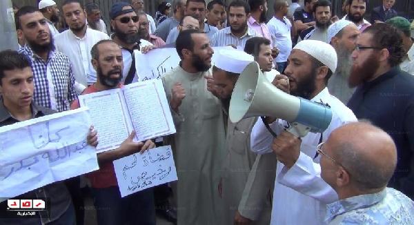 أنصار بدر يتظاهرون أمام دار القضاء ويمنعون الصحفيين من تصويره