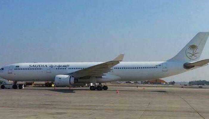 الخطوط السعودية توضح قصة الطائرة التي تحمل شعارها في مطار إسرائيلي