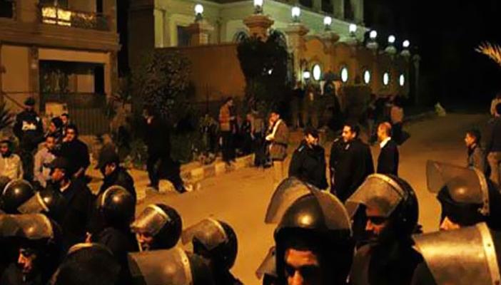 إصابة أميني شرطة ومواطن في اشتباكات بين الآمن وأهالي المنصورة