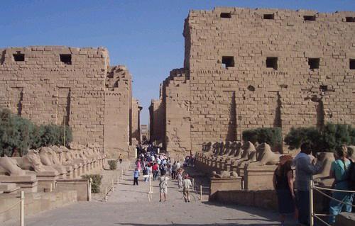 الانفلات الأمني وراء شكاوى السائحين لوزير السياحة