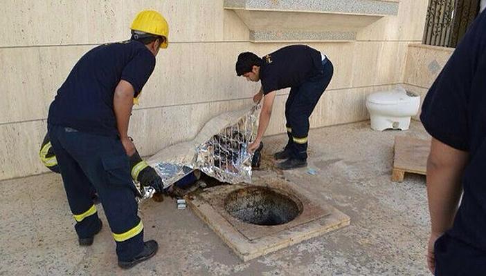 طفل يسقط في بالوعة بجدة.. ومغردون: اللهم عليك بكل مفسد خائن للأمانة