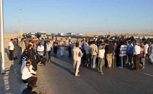 الأهالي يقطعون طريق وسط سيناء للإفراج عن “السجناء”