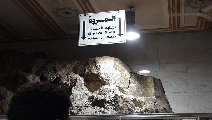 بالفيديو.. معتمر يدّعي أنه المهدي يحطم زجاج جبل الصفا والمروة