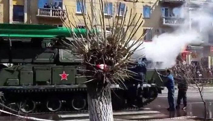 بالفيديو.. حريق دبابة روسية خلال احتفالات عيد النصر بحضور السيسي