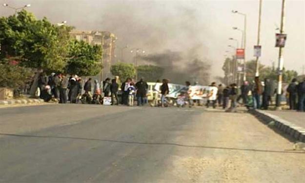 القناوية يقطعون الطريق لإجبار السلطات على انتشال جثتي منقبو أثار