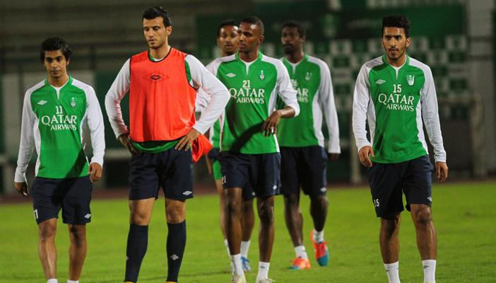 الأهلي السعودي يتعادل بصعوبة مع التعاون ويفقد أمله في لقب الدوري