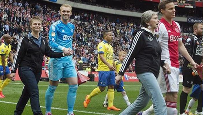 بالفيديو.. أياكس يحتفل بعيد الأم الهولندي على طريقته