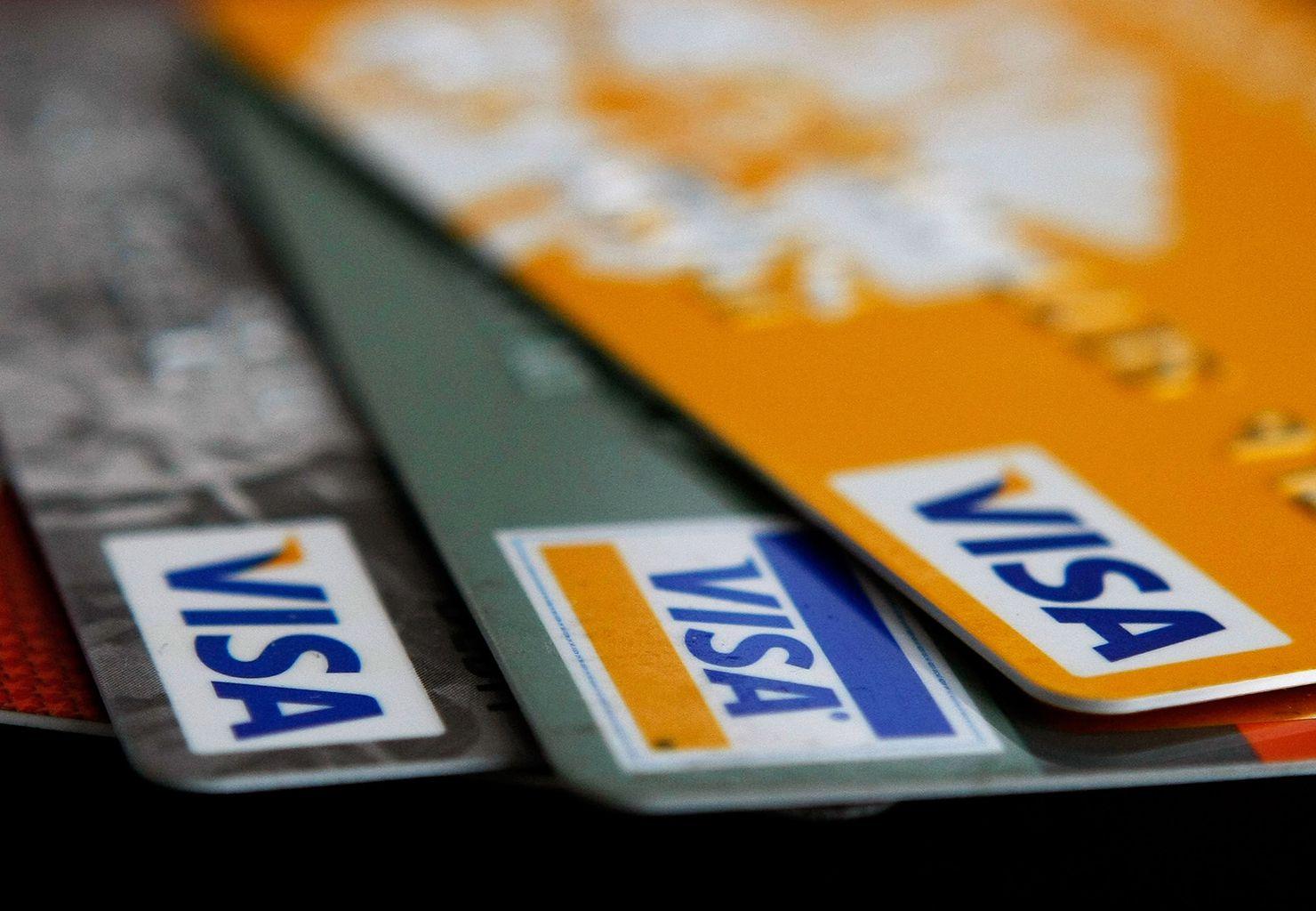 مصرفي يرصد 4 أسباب وراء إلغاء عده بنوك حدود بطاقات الإئتمان بالخارج