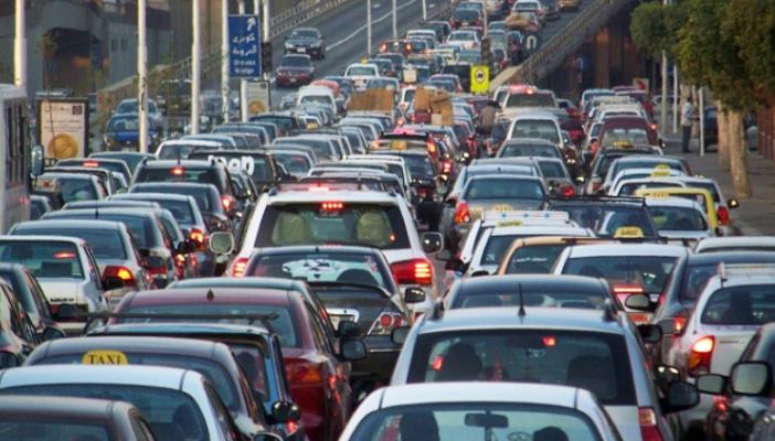 تكدس مروري بمحور 26 يوليو بعد تصادم سيارتين