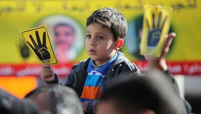 أغرب 4 حالات اعتقال أطفال بسبب رابعة.. ونشطاء: نحن في زمان المخنثين